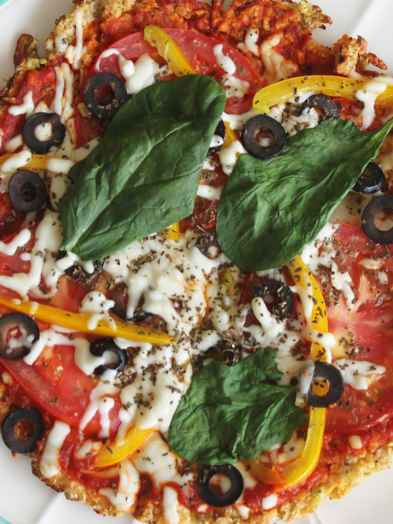 Pizza con crust de Mini Flakes de Brócoli y Coliflor ¡Sin Horno!